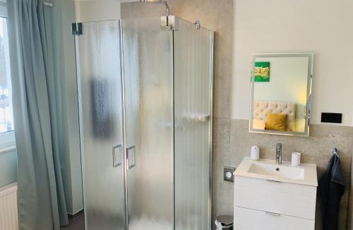 Mettmann Apartment | BESOTEL Mettmann- 20 Wohnungen 2 Standorte 35 Schlafzimmer 29 Badezimmer 52 Betten für 73 Gäste