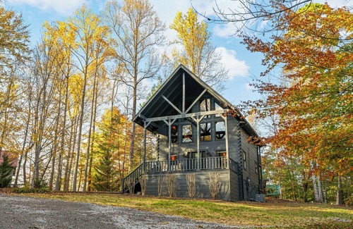Wears Valley Cabin | Bespoke Cabin w/Pool access, minutes from Nat'l Park & Pigeon Forge