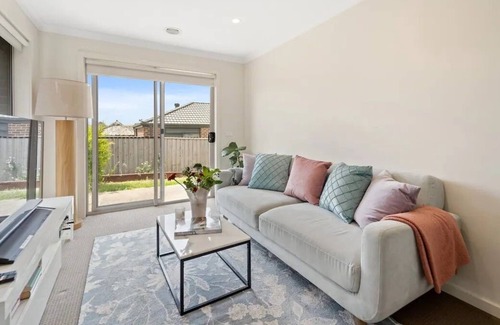 Mernda House | Bespoke Modern Home Self Check-In & Parking