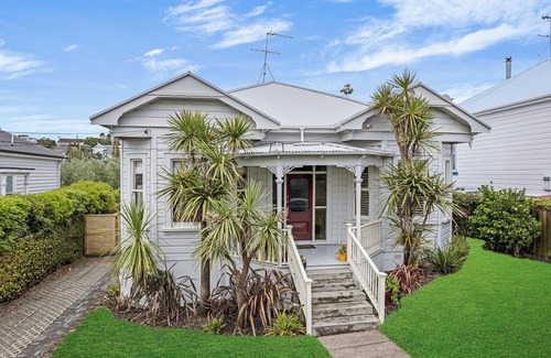 Devonport House | Bespoke Stays - Charming Villa in Devonport