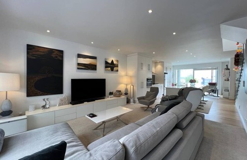 Takapuna Apartment | Bespoke Stays - Christmas Cheer