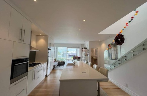 Takapuna Apartment | Bespoke Stays - Christmas Cheer
