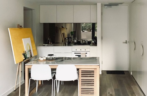 South Yarra Apartment | Bespoke Yarra River Living Courtyard Chapel Street Shops Cafés Netflix