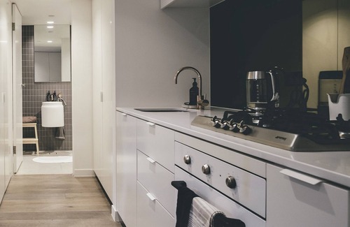South Yarra Apartment | Bespoke Yarra River Living Courtyard Chapel Street Shops Cafés Netflix