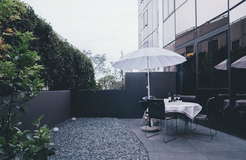 South Yarra Apartment | Bespoke Yarra River Living Courtyard Chapel Street Shops Cafés Netflix