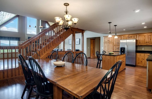 Franklin House | Best 5000 sq/ft Vacation Cabin with amazing VIEWS & Activities!