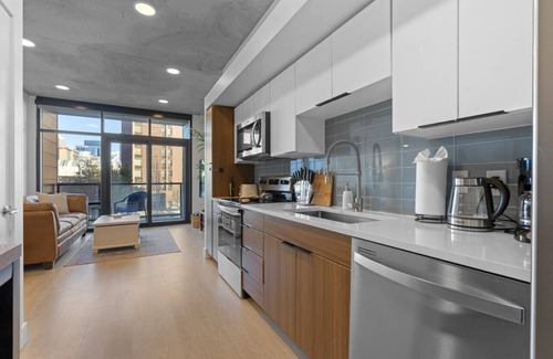 Rio Grande Apartment | Best Amenities Pool/Htub/Gym/Pking Downtown Views!
