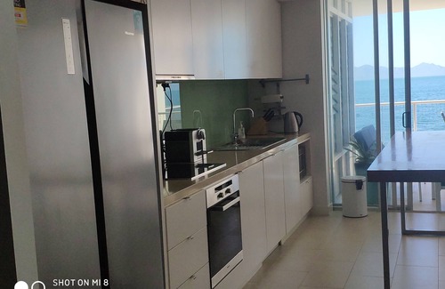 Nelly Bay Apartment | Best at Bright Point 4 Bedroom (sleeps up to 8) Absolute Waterfront Apartment