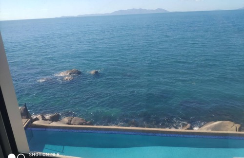 Nelly Bay Apartment | Best at Bright Point 4 Bedroom (sleeps up to 8) Absolute Waterfront Apartment