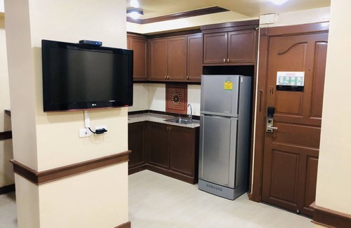 Ekkamai Apartment | Best City Center Ekamai Sukhumvit Newly Renovated 1 Bedroom + Living Area 60 Sqm