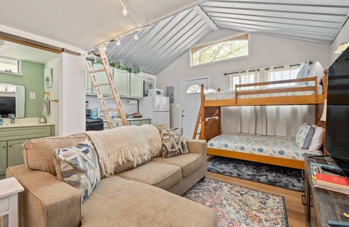 Fairhope Cottage | Best Cottage In Fairhope! 65" TV + Free Roku Apps, Loft Bed, Close To Everything