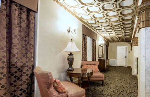 Montgomery House | Best Downtown Retreat for Groups! W/ Breakfast