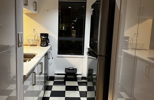 Downtown Vancouver Apartment | Best Downtown Vancouver in the shopping and dining district on Alberni Street