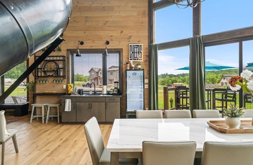 Wears Valley House | Best in Smokies - Grotto Pool, Bowling, Golf Sim
