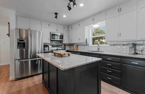 Denton House | BEST LAKEHOUSE on LEWISVILLE Lake with POOL/SPA