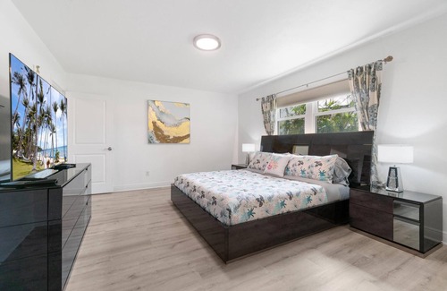 Palm River Estates House | -BEST LOCATION- 10 mins from Beach and Mercato/ The Oasis of Naples