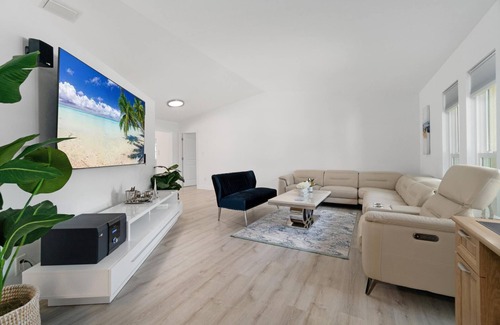 Palm River Estates House | -BEST LOCATION- 10 mins from Beach and Mercato/ The Oasis of Naples