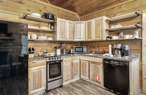 Pigeon Forge Cabin | Best Location! 2KingBd, HotTub, PoolTable, Arcade, CommunityPool, Sleep6, NoPet