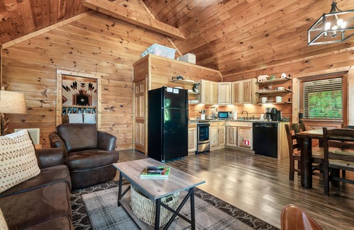 Pigeon Forge Cabin | Best Location! 2KingBd, HotTub, PoolTable, Arcade, CommunityPool, Sleep6, NoPet