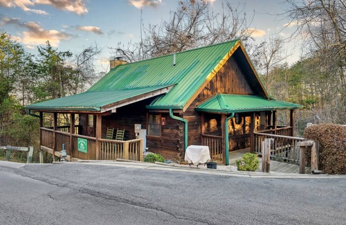 Pigeon Forge Cabin | Best Location! 2KingBd, HotTub, PoolTable, Arcade, CommunityPool, Sleep6, NoPet