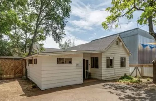 Murphys House | BEST LOCATION! Entire downtown cottage home