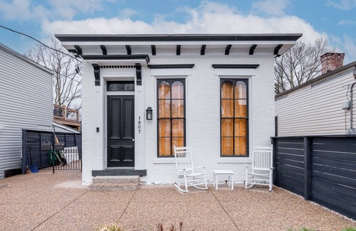 Clifton House | Best Location in Derby City- 2 story porch & hot tub