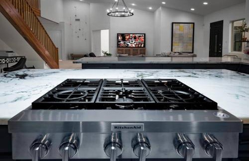 North Mountain House | Best Location in Phoenix! 5500ft 6BD-6BA Pool-Spa-Game Room