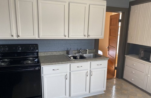Ellis Historical District Apartment | BEST LOCATION IN SHEBOYGAN! Steps to beach & marina, walk to historic downtown!