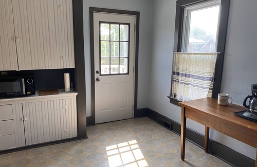 Ellis Historical District Apartment | BEST LOCATION IN SHEBOYGAN! Steps to beach & marina, walk to historic downtown!