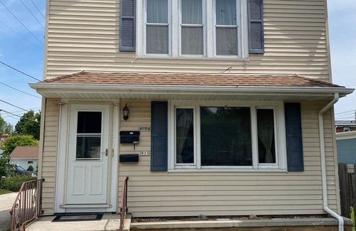 Ellis Historical District Apartment | BEST LOCATION IN SHEBOYGAN! Steps to beach & marina, walk to historic downtown!