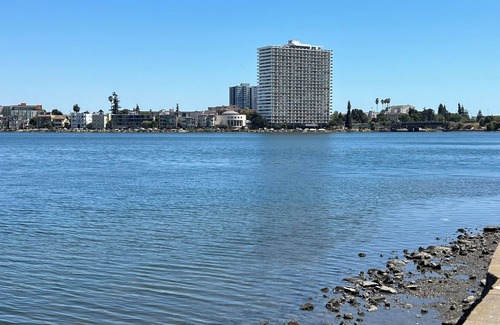Adams Point Apartment | Best location of Oakland Lake Merritt Park & Gardens. New remodeled & furnished