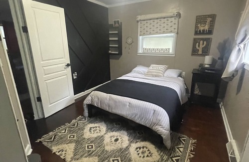 Cross Keys House | BEST location, private, close to all!