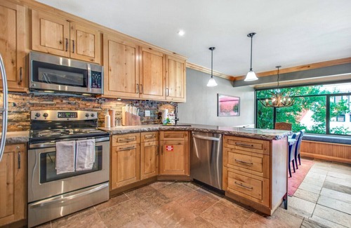 Mammoth Lakes Condo | BEST Location | Walk To Canyon Lodge | Views | Spa