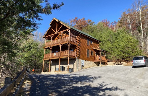 Gatlinburg - Pigeon Forge Cabin | BEST LOG CABIN VIEW AT THE PRESERVE- Hot Tub, Game Room, Loft, Pool/Spa INCLUDED