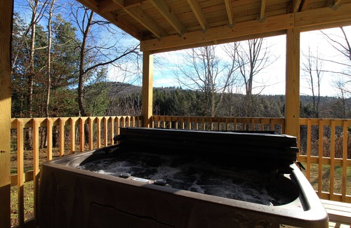 Tannersville Cabin | Best Mountain Views Triple level Deck/w Hot tub Brand New Home Sleeps 30!