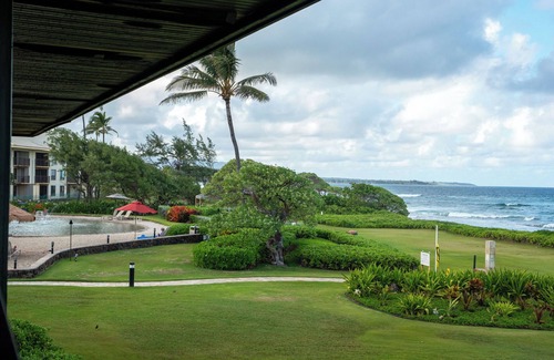 Hanamaulu Condo | BEST Ocean View on Property 2 Queen beds Beachfront Resort, restaurant's on site