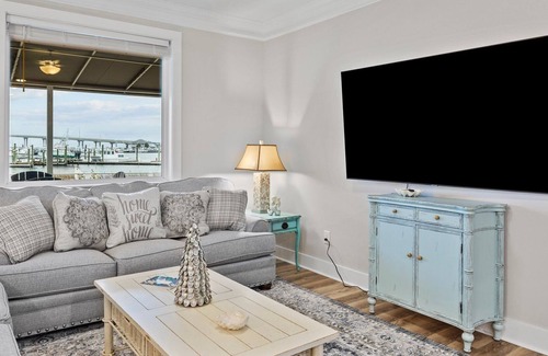 Morehead City House | BEST of BEAUFORT- WATERFRONT BREATHTAKING VIEWS, DOCK, walk to historic downtown
