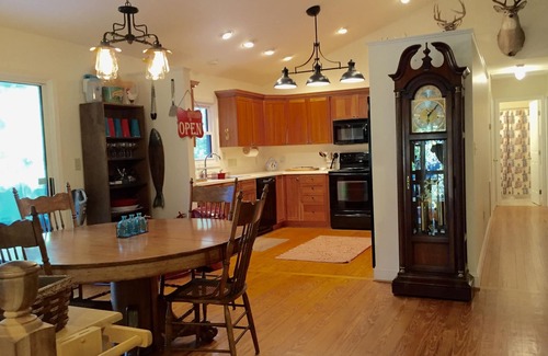 Skyland House | Best Of Both! Private Asheville Retreat Near Attractions and Surrounding Areas