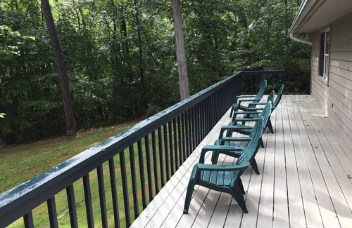Skyland House | Best Of Both! Private Asheville Retreat Near Attractions and Surrounding Areas