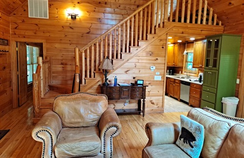 Helen Cabin | Best of both worlds! Feel secluded a mile from downtown in a luxury cabin.