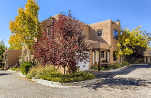 Northeast Santa Fe House | Best of Both Worlds: Quiet Oasis near Santa Fe Plaza