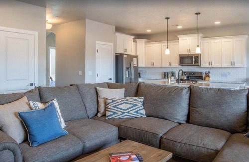 Hurricane House | Best of Utah Townhouse | Private Hot Tub + Pool + Ping Pong + X-Box | EV CHARGER