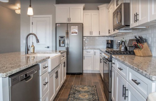 Hurricane House | Best of Utah Townhouse | Private Hot Tub + Pool + Ping Pong + X-Box | EV CHARGER