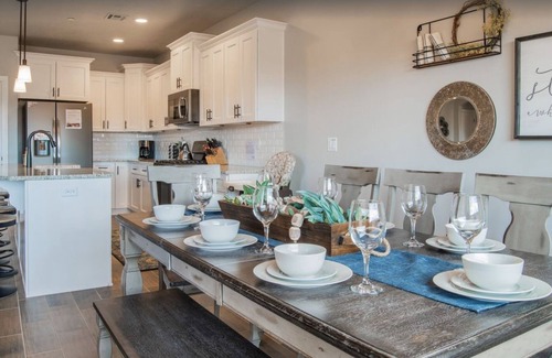 Hurricane House | Best of Utah Townhouse | Private Hot Tub + Pool + Ping Pong + X-Box | EV CHARGER