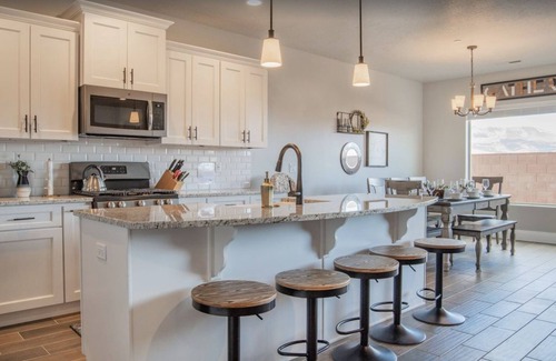 Hurricane House | Best of Utah Townhouse | Private Hot Tub + Pool + Ping Pong + X-Box | EV CHARGER