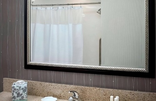 Newark Hotel | Best Place to Stay in Newark! 4 Pet-friendly Units, Indoor Pool, Free Parking!