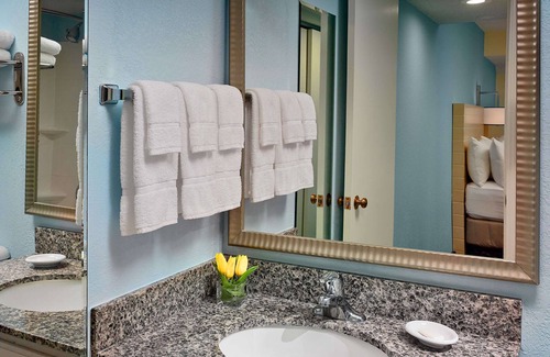 Westlake Hotel | Best Place to Stay in Westlake! Free Parking, Onsite Pool