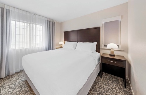 Chatsworth Hotel | Best Place to Stay in Chatsworth! Full Kitchen, Swimming Pool, Free Breakfast!