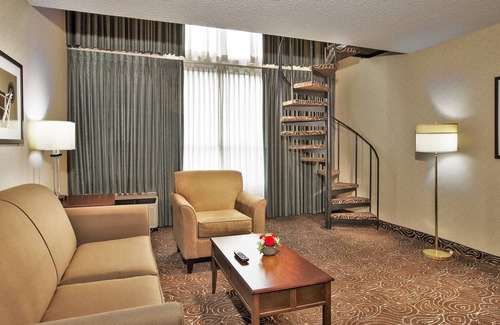 Wilburton Hotel | Best Place to Unwind! Spacious Living Area, Pool, Parking, Near Bellevue Square!