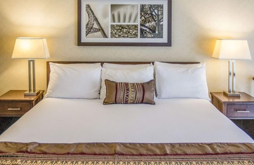 Wilburton Hotel | Best Place to Unwind! Spacious Living Area, Pool, Parking, Near Bellevue Square!